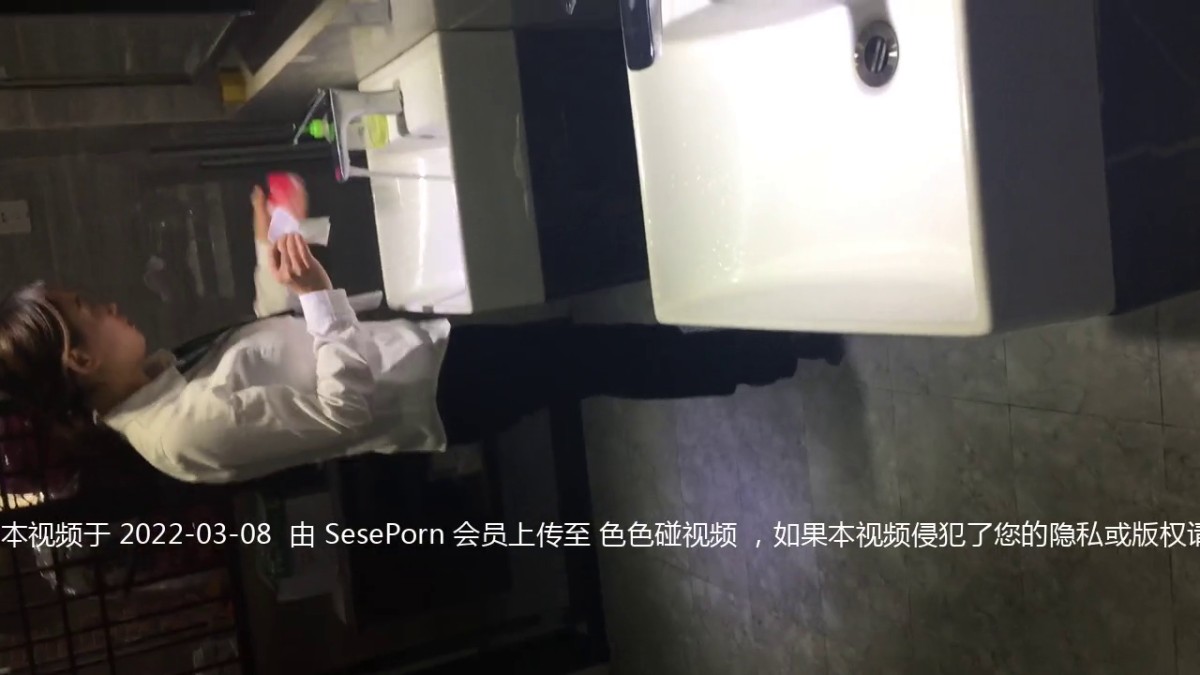 三月最新流出精品厕拍 大神潜入公厕偷拍几个美女尿尿眼镜妹超肥美肉嘟嘟肥穴 两片长长打卷肉瓣!4K高清无水印版