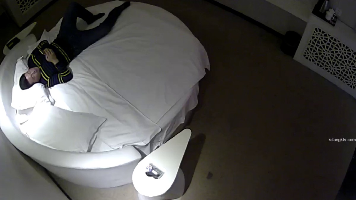 未流出白皮猪套房 惊现两情侣4P大乱交 性爱持久力和做爱姿势大比拼 高清720P版