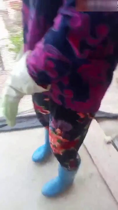 户外勾搭农民大哥激情4P啪啪，拖拉机旁脱了裤子给大哥口交大鸡巴，后入爆草抽插