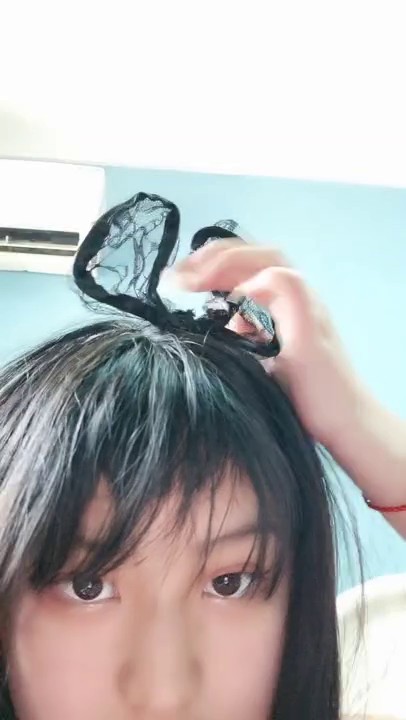 一个小哥玩三个少女萝莉精彩4P，全程露脸真他么禽兽，享受小渣女们的口活服务，轮草爆草抽插还玩道具射嘴里