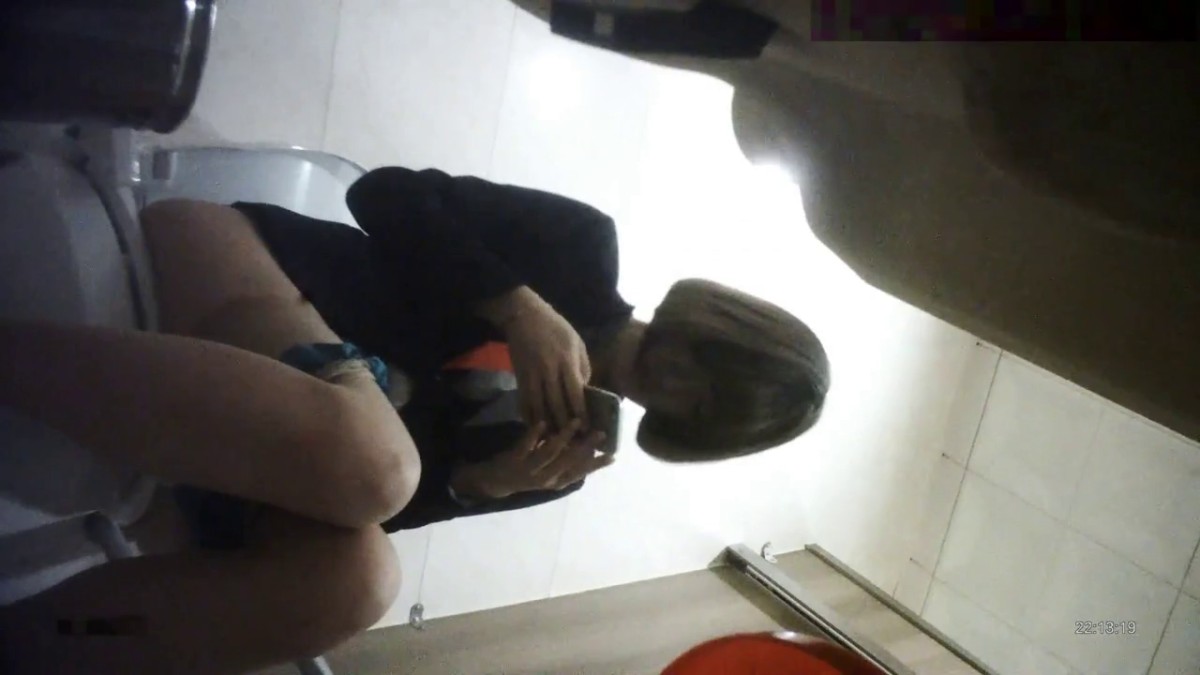 坑神潜入某4S店女职工卫生间定点安装针孔偸拍多位丝袜制服美女方便穿红色内裤美女翘个二郎腿尿尿