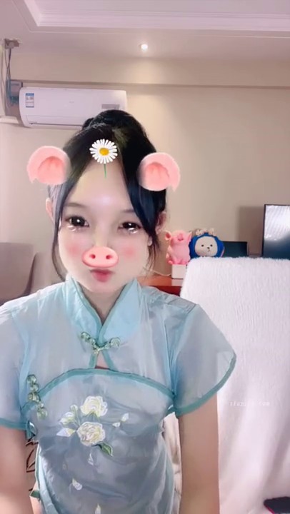 5月21日新品】，出道即巅峰，清纯娇小新人【鬼鬼】付费福利，全裸骚舞，道具自慰.