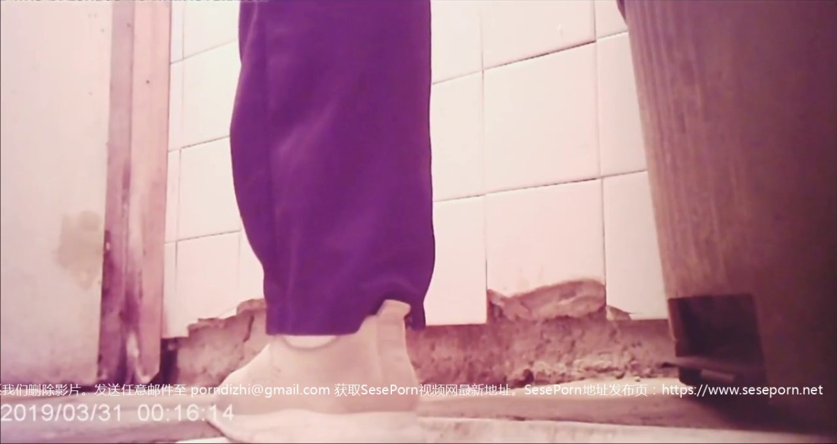 坑内牛逼针孔探头垂直仰视角欣赏多位妹子方便直观清晰欣赏双洞好像尿直接尿你脸上一样还冒着热气呢（2）