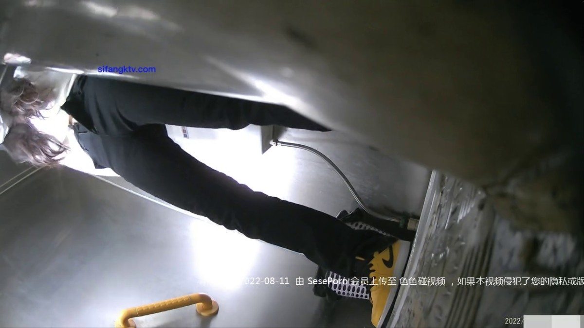 八月最新国内厕拍大神潜入 师范大学附近公共厕所偷拍青春靓丽学妹第六期牛仔短裙眼镜美女的白虎逼真干净 0057-白色针织衫白口罩