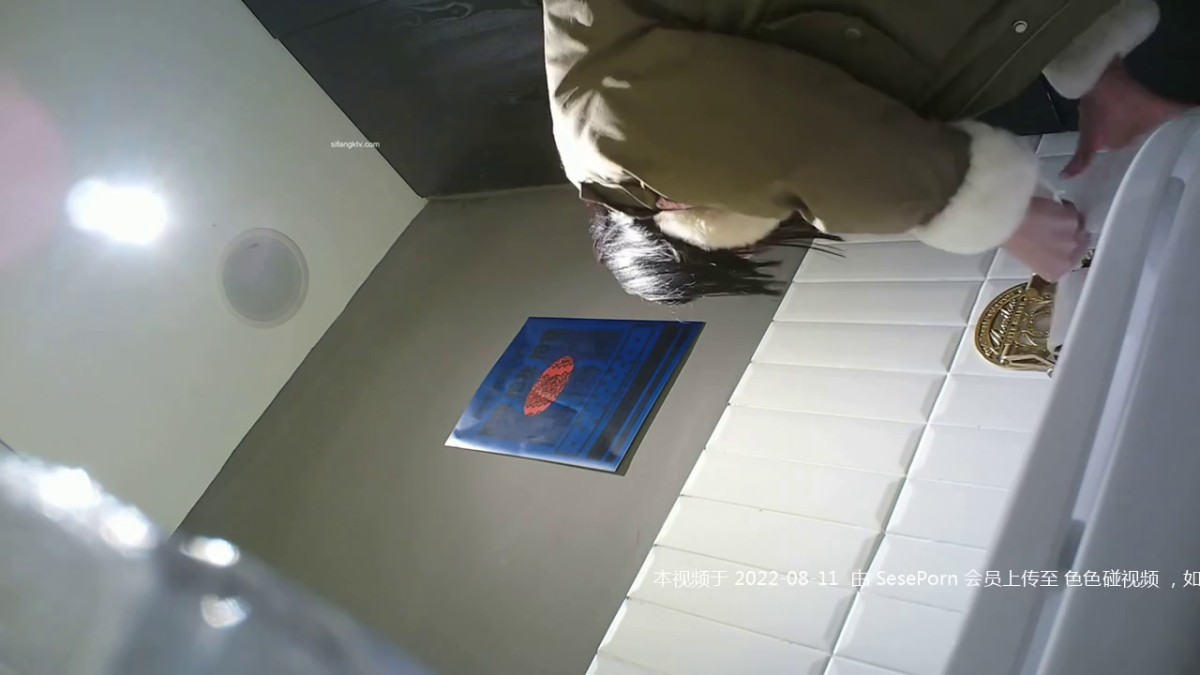 商场女厕刁钻视角偷拍长发美女嘘嘘 阴唇还是极粉的