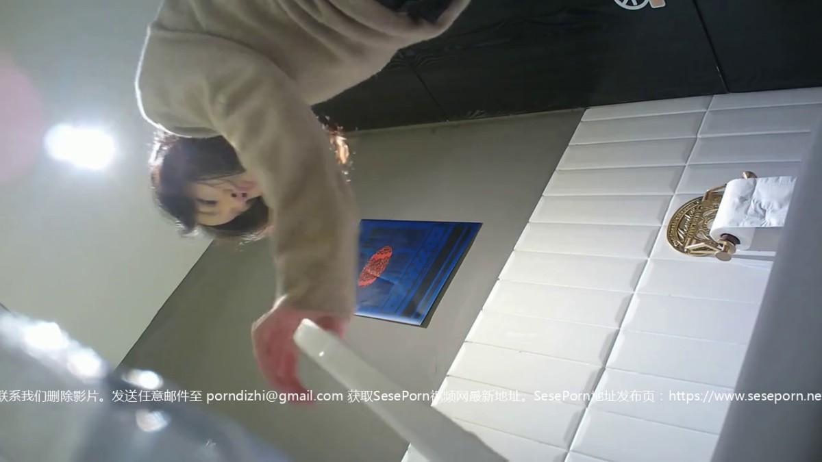 商场女厕漂亮的短发美女被拍两次肥肥的小穴丰腴的肥臀