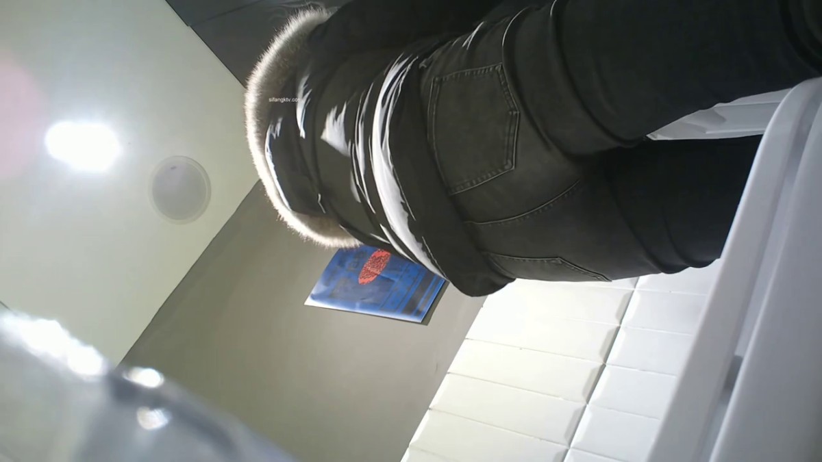 牛逼角度拍摄短发漂亮美女 光滑无毛馒头逼被拍两次