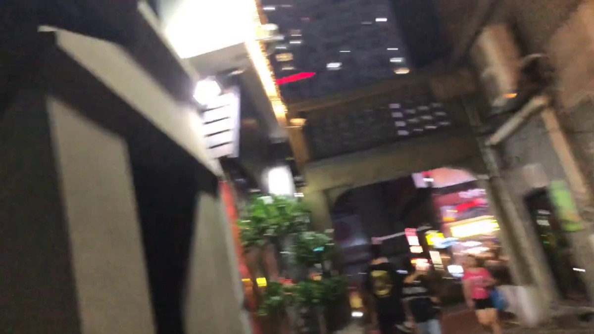 跟踪偷拍热裤大长腿长发女神 水草茂盛的小肥鲍