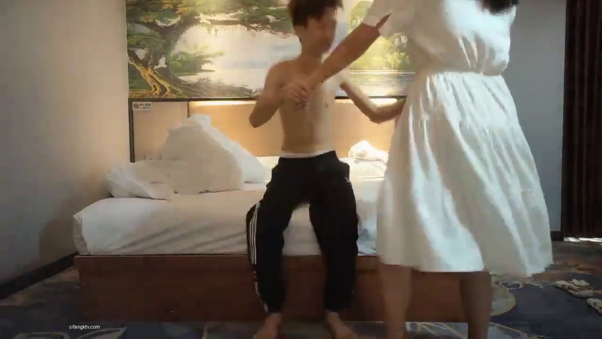 【無水印原版---新片速遞】2022.8.5，【持久哥探花】，下午约21岁大学生，眼镜妹清纯可爱，单纯缺少性经验1