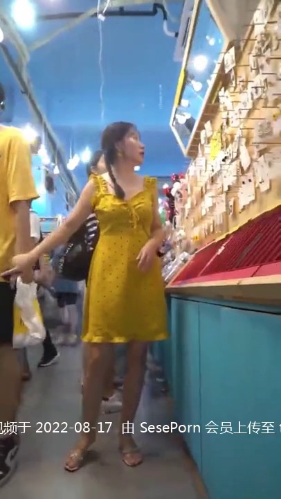 精选商城抄底双马尾漂亮少妇 没想到大姐还是白骚丁 卡在屁屁里看着超诱惑 一晃一晃的