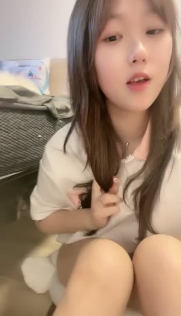 新人下海，校花级清纯大眼妹露脸，她真的脱了好刺激，性感圆润的大奶子，粉嫩的逼逼，边揉边摸听狼友指挥