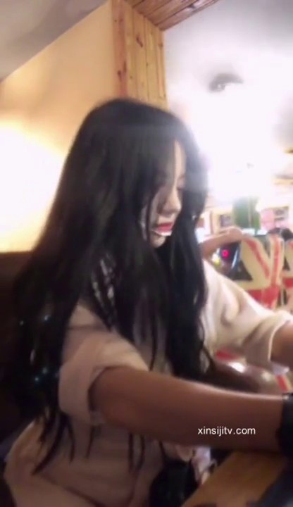 甜妹子的网吧露出之旅，和网吧人搭讪，谁也想不到风衣里面绳缚乳夹，在网吧厕所里各种姿势真不怕屌丝进来把她强了