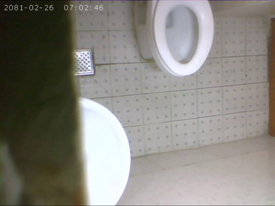 厕拍牛人潜入公司女厕俯视偷拍 几个漂亮女同事尿尿换卫生巾这胆可真肥啊