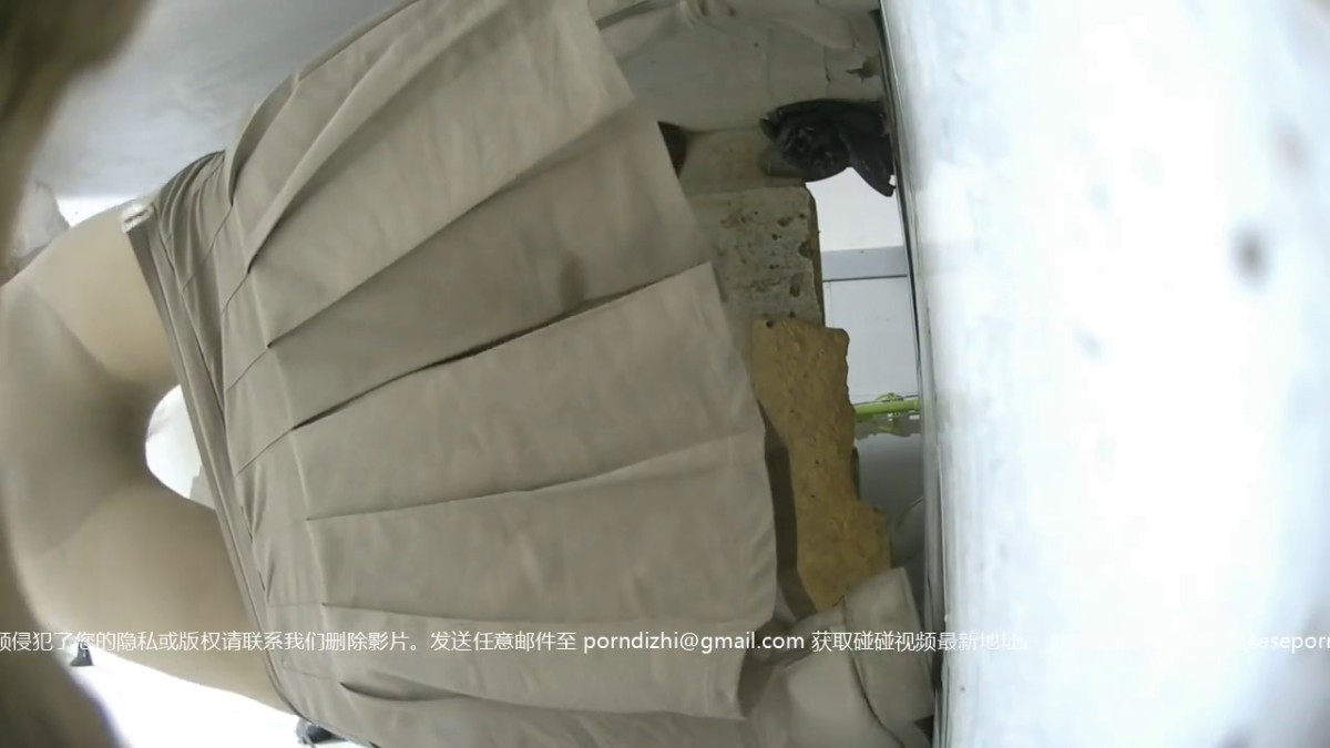 -温柔似水的长筒靴小妹 蹲那里静静的排尿 很有淑女范