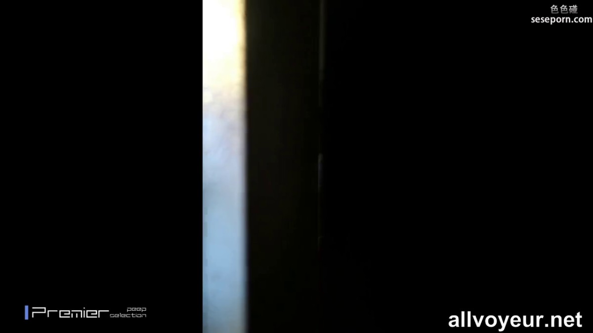 大神民宅趴窗缝隙中偷拍居家年轻妹子洗澡奶子好看阴毛性感1080P超清