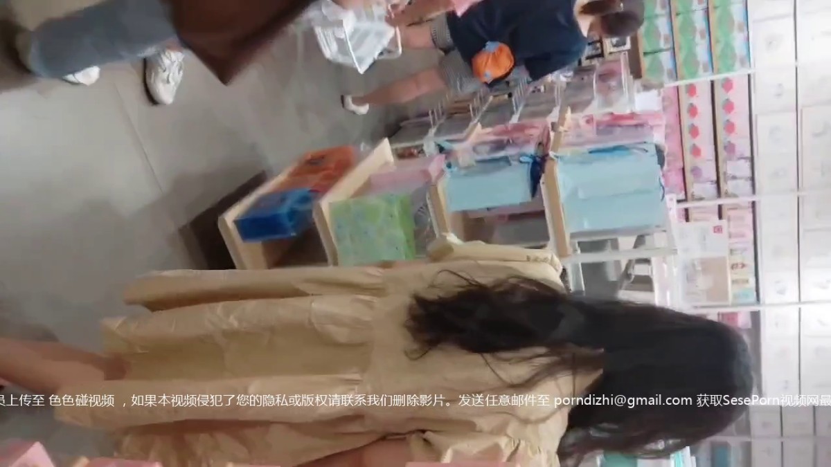 精品店CD两个妹子，黄色格子长裙的内内真好看