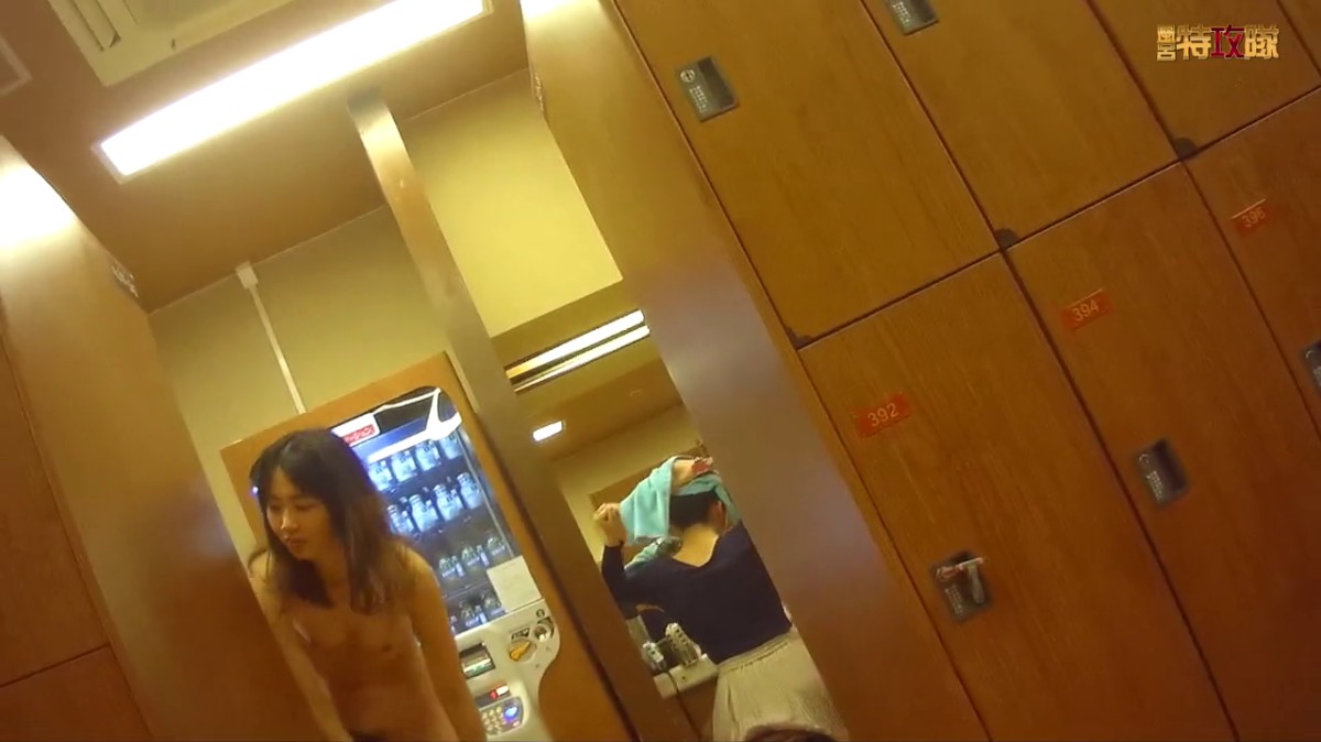 白皙肌肤漂亮美女自慰流淫水，多机位性爱自拍