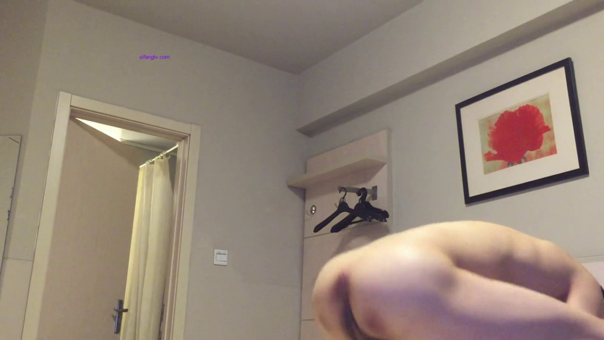 男：要什么，大声点，还想要吗，看着镜头 漂亮清纯女友