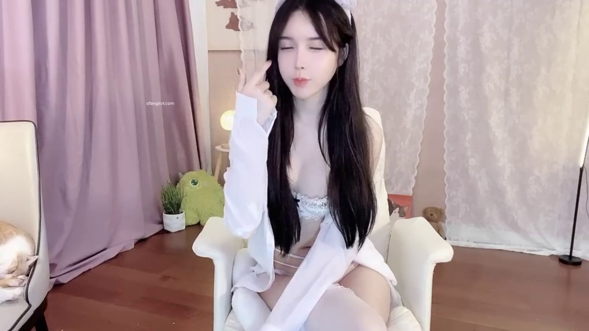 糟了！心动的感觉！超高9分颜值9头身大长美腿【170CM 可爱又不失性感】顶级尤物小仙女，露馒头小逼逼