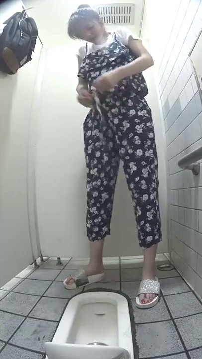 海滩浴场女士更衣卫生间一体正面全景偸拍 多位年轻美眉换衣换卫生巾尿尿亮点多多（5）