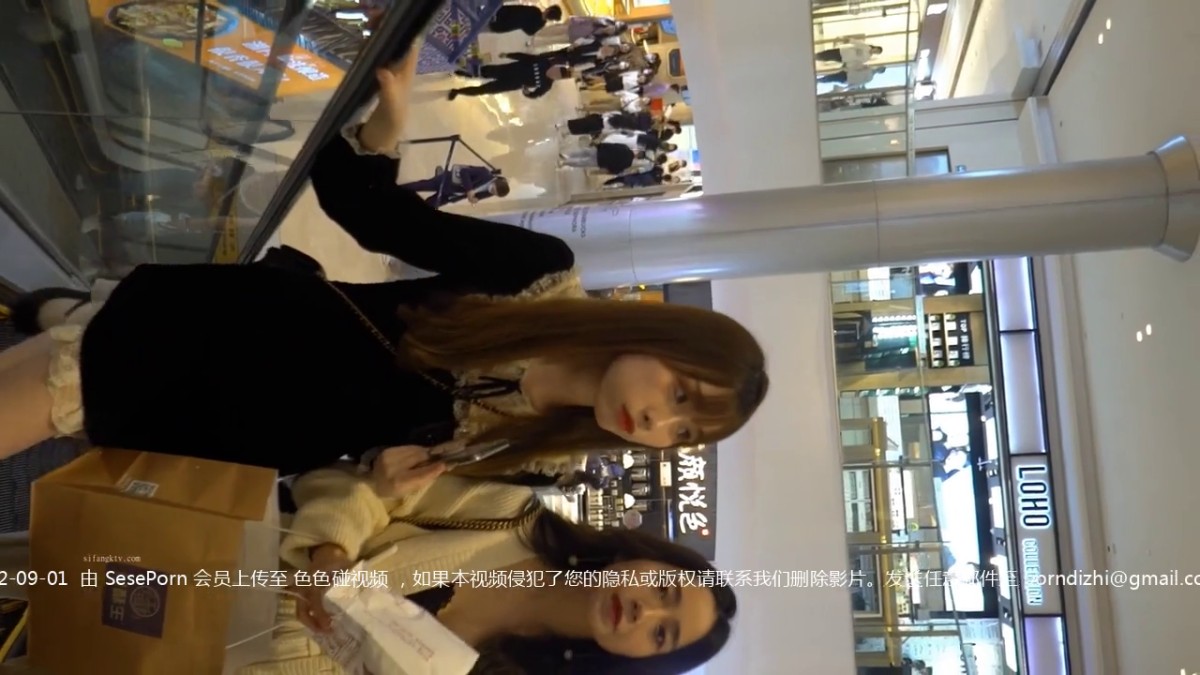 YC商场抄底 肤白貌美JK裙小女神 隔着镂空透明内竟然没看到毛毛