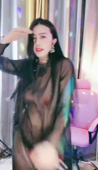 极品大美女主播 骚气激情热舞~性感透明蕾丝~清晰看见大白奶子，时不时撩起衣服露出奶子