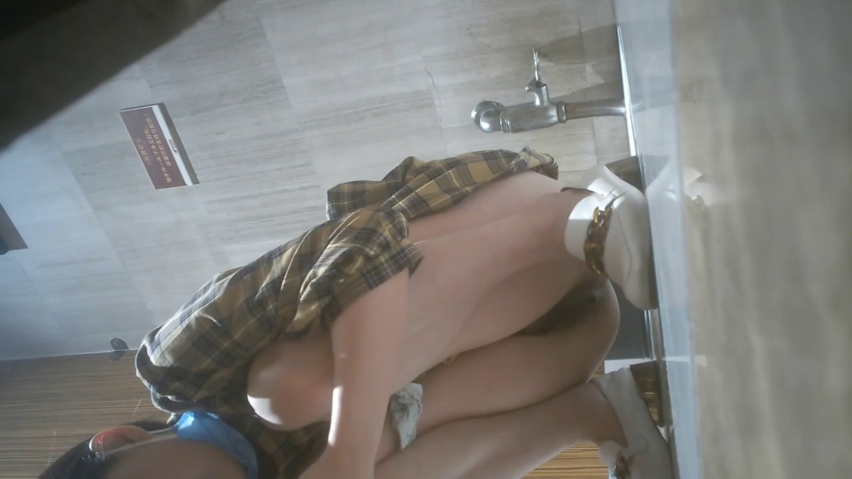 《魔手 外购》技术型厕拍大神专挑小姐姐比较多的商场极限偸拍04