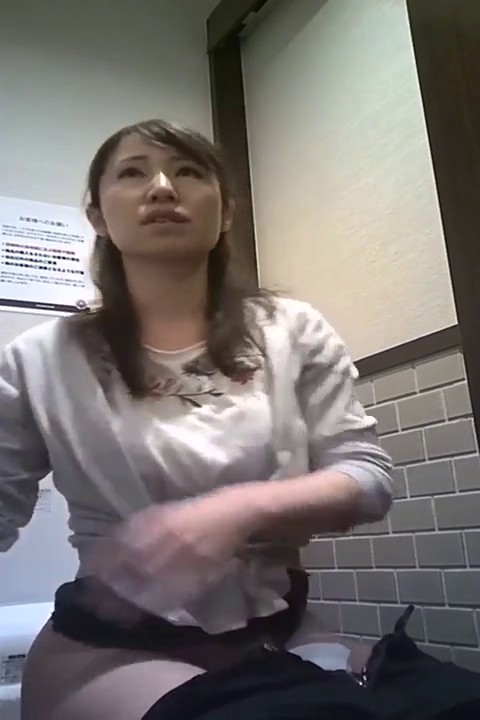 九月专业盗站流出高级写字楼女厕偷拍白领尿尿 牛仔衫美眉闻自己擦过逼逼的卫生纸