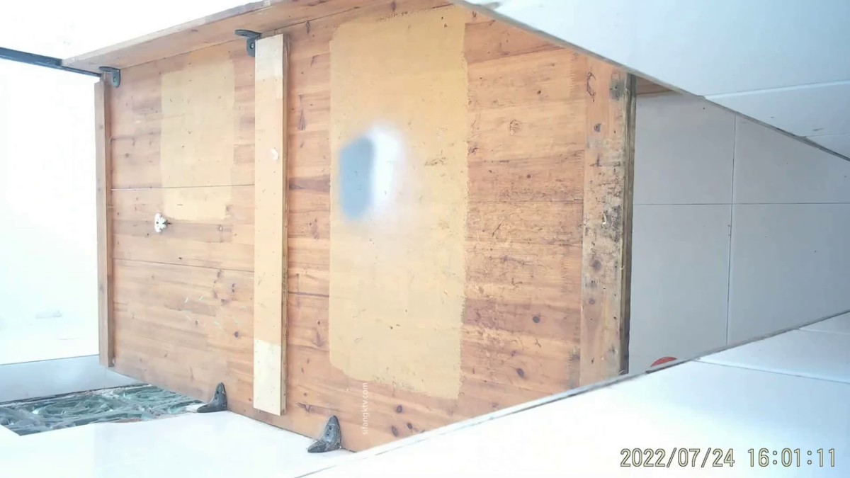 九月最新流出新城某小区附近健身公园沟厕 刁钻角度前后偷拍几个妹子嘘嘘