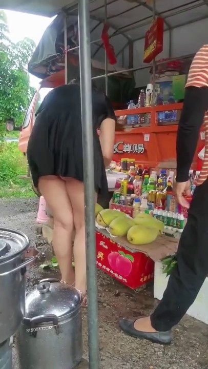 美景优美 你们只知道少妇走光了 其实她的快乐你们不懂 就是风小了一些