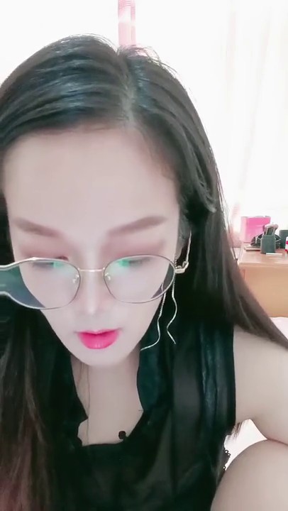 气质高挑尤物露脸大黑吊深喉自慰深喉插嘴，表情骚气横生，岔开腿露出白虎穴