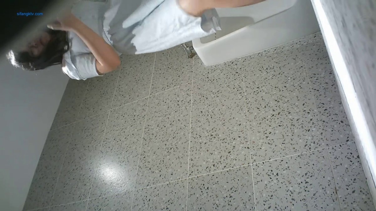 【经典厕拍】商场女厕全景后拍多位年轻的小姐姐11