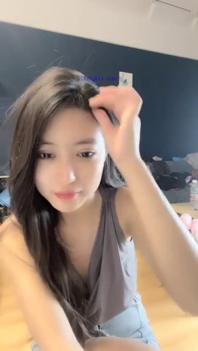 天啦噜！这么漂亮的才女也下海了，女神声音好甜美，一双美腿搭配黑丝，【弹吉他清唱】2