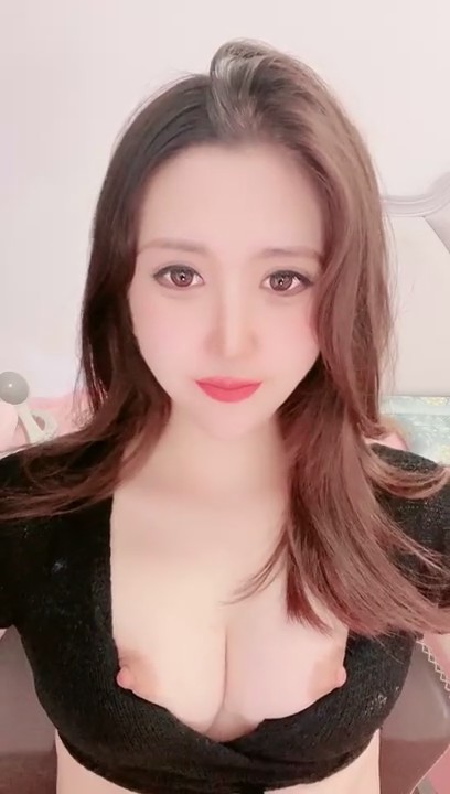 长卷发御姐范妹子，开档黑丝跳单自慰极品胸型，模特身材干净鲍鱼