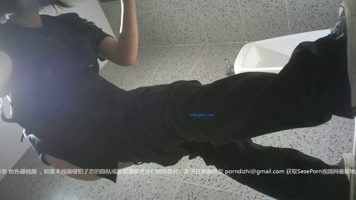 【经典厕拍】商场女厕全景后拍多位年轻的小姐姐 各种大屁股应接不暇3,14