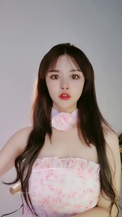 小仙女下凡！小仙女下海！天底下竟有如此好看的大奶子！仙女不仅长得甜美颜值超高，完美的大奶，其他妹子望尘莫及 国风舞蹈1