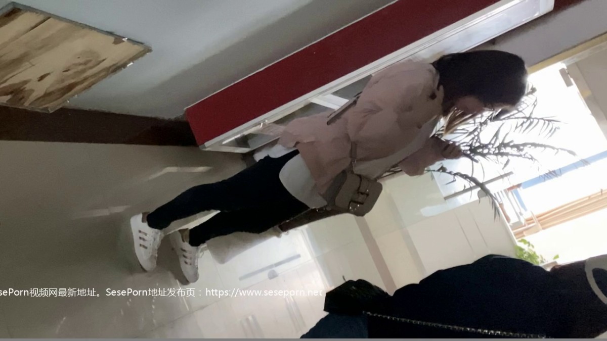 大神潜入写字楼偷拍三位美女 都是肥美的馒头逼 细小的逼洞迷死人