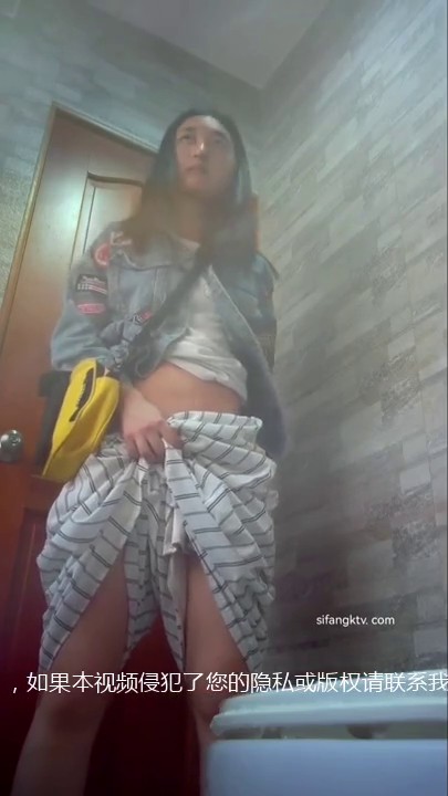 游乐场偷拍多位漂亮的小姐姐 10个有9个都是半蹲着尿2