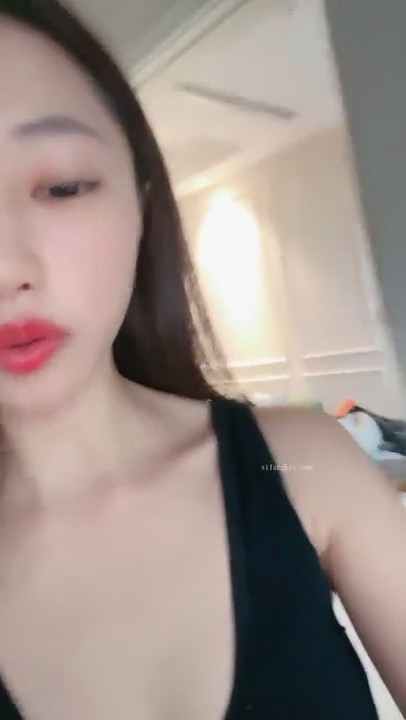 重磅推荐！刚下海 让人眼前一亮的重庆某公司职员骚货女神【首次做爱秀就被内射】妹子身材非常棒，老公一边吃奶一边无操她2