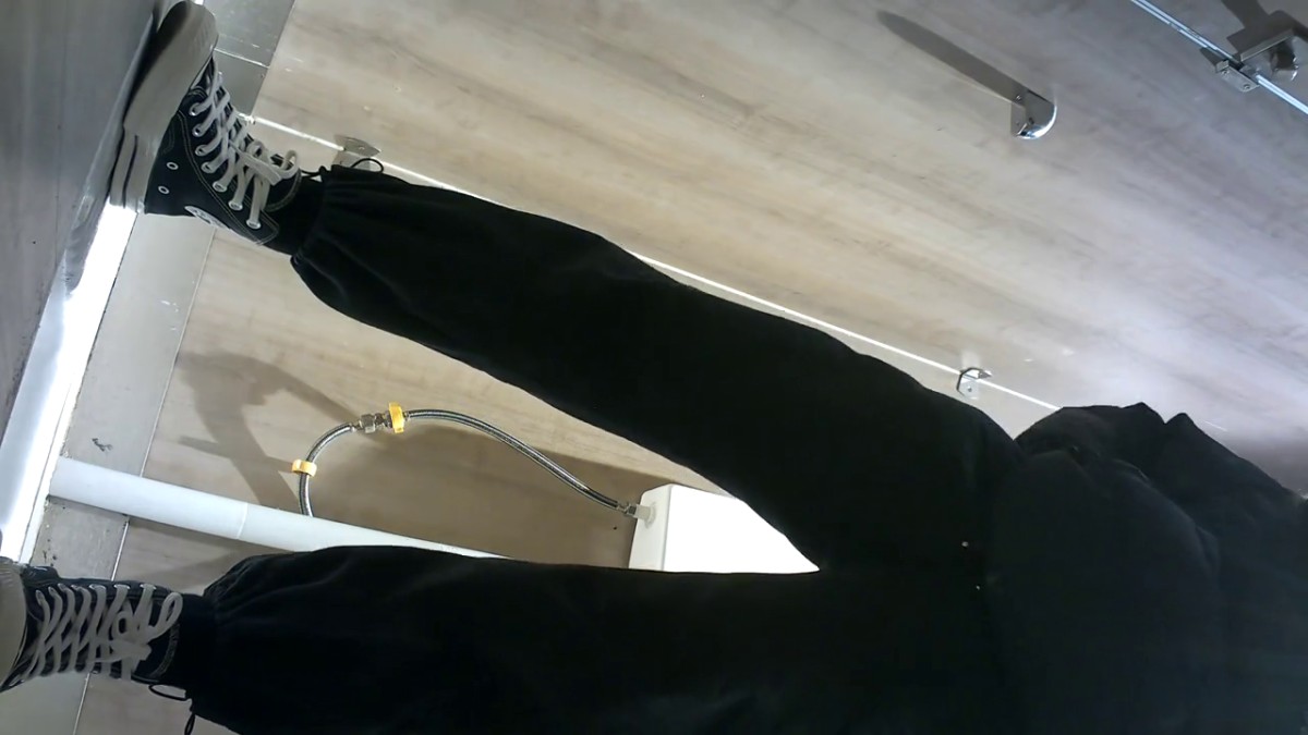 十二月新流出厕拍大神暗夜潜入商场女厕全景偷拍美女尿尿穿着睡衣拖鞋居然出现在商场厕所