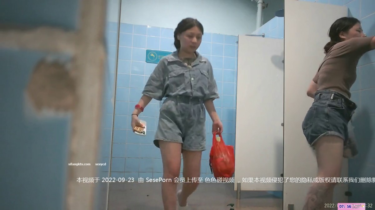 九月最新流出全网独家首发 偷拍大神潜入国内某水上乐园各种美女浴室换衣洗澡-1