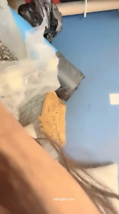 最近非常火，人气NO.1的超级清纯爆乳美腿才女，终于成功把闺蜜拉下3