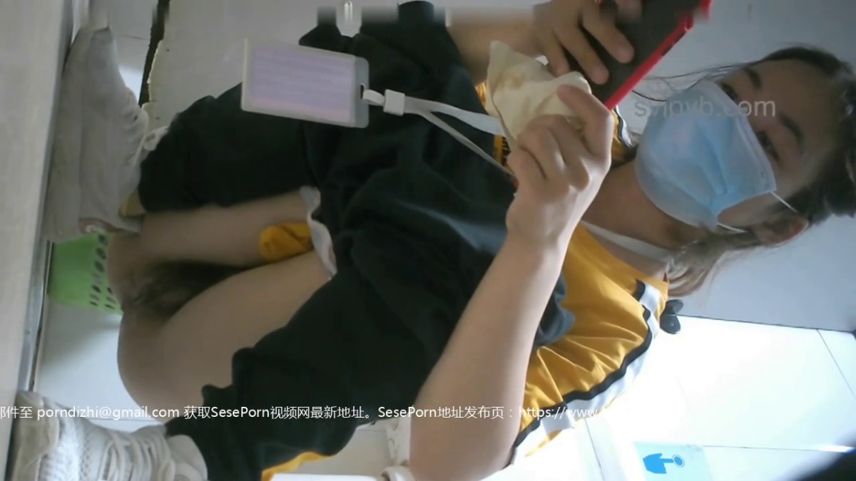 商场女厕全景偷拍戴工牌的美女 尿完尿反复使劲的擦逼 也不怕擦秃噜皮了