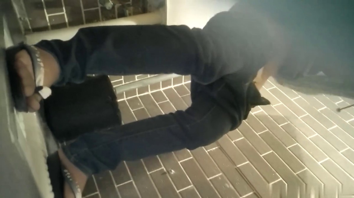 国内厕拍大神潜入 步行街奶茶店隔板女厕偷拍顾客嘘嘘几个颜值不错的气质美女2K高清