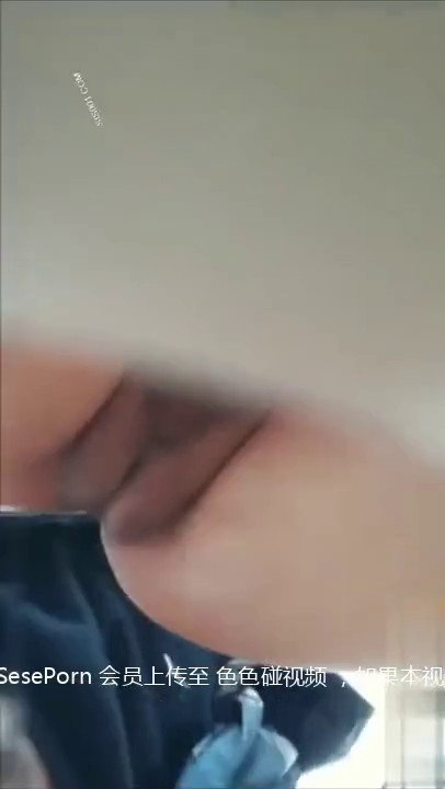 小伙玩刺激带大奶美眉到天台操逼 从后面操 你别射 奶子大 鲍鱼肥嫩 插了几下就喷水 滴你一脸