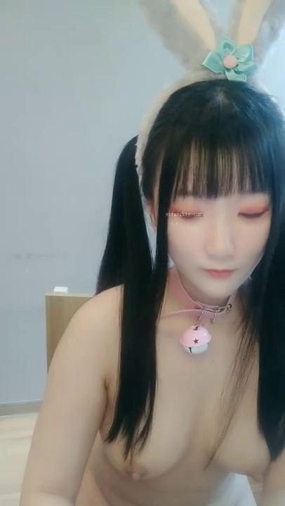 新发现的一只可爱萝莉，据说是绿播没人看，所以脱光改黄播~2