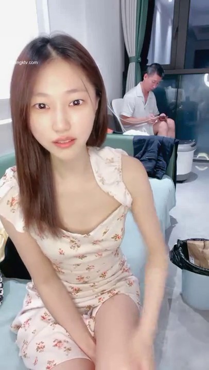 一线城市 某公司人事白领【小白呀呀】办公室里逼太痒 排气！小白兔呀呀 9-15-8_(new)