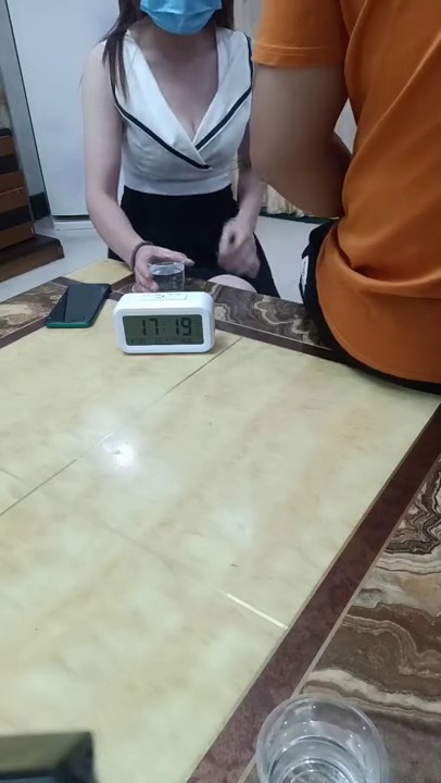 勾搭在厨房忙碌的嫂子啪啪，卧室直接强硬扒光，揉奶玩逼大鸡巴插进去瞬间就臣服了