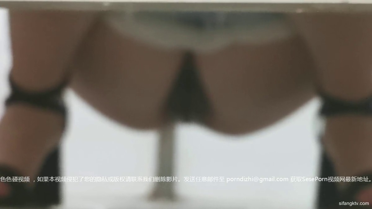 商场女厕偷拍 在偷偷自慰的美女店员