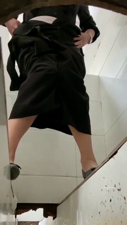 小县城上帝视角偷拍多位年轻美女的小嫩鲍 有个极品小嫩妹